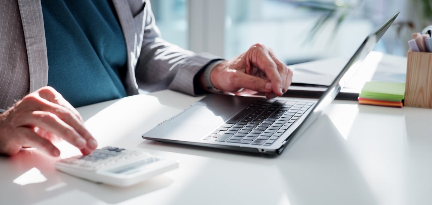 What Are the Pros and Cons of Using a Payroll Service Provider?