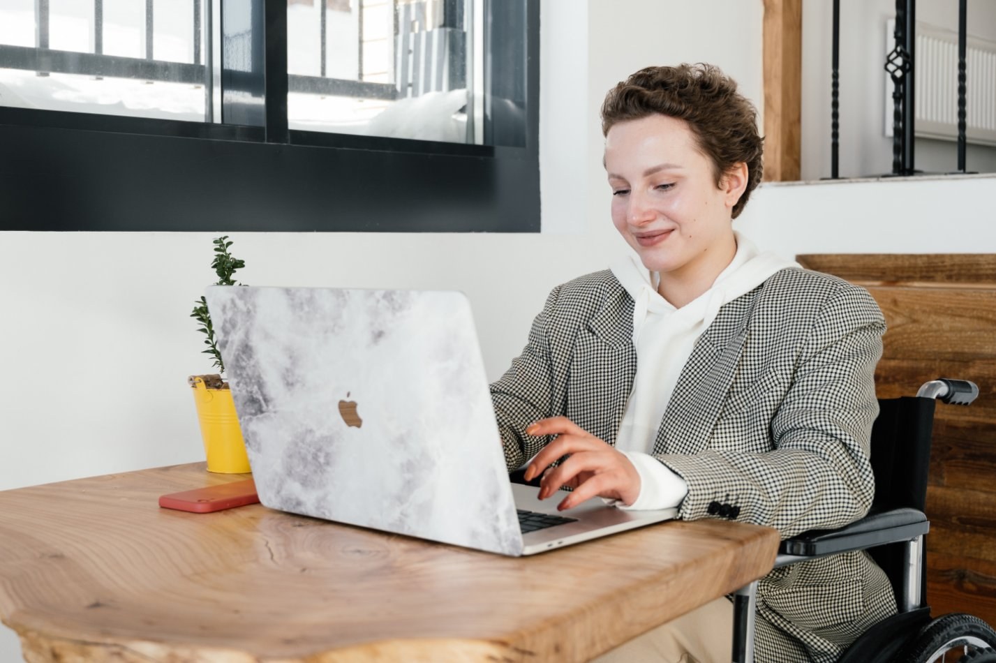 Woman working on a laptop at a cafe